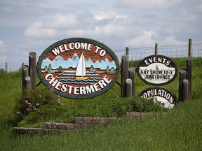 Los letreros de la ciudad de Chestermere se muestran en la autopista 1 al este de Calgary el domingo 19 de junio de 2022.