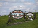 Los letreros de la ciudad de Chestermere se muestran en la autopista 1 al este de Calgary el domingo 19 de junio de 2022.