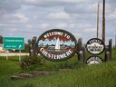 Los letreros de la ciudad de Chestermere se muestran en la autopista 1 al este de Calgary el domingo 19 de junio de 2022.
