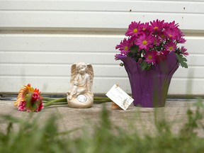 Des fleurs sont exposées sur les lieux d'une attaque mortelle de chien dans le nord-ouest de Calgary dimanche dernier.