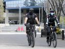 Extrait du dossier : Patrouille de police de l'avenue Stephen de Calgary au centre-ville de Calgary le lundi 3 mai 2021. La Commission de police de Calgary a déclaré mardi au conseil qu'elle chercherait à embaucher plus d'agents pour suivre le rythme des demandes d'une ville en pleine croissance.