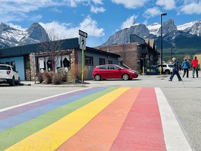 DATEIFOTO: Der Pride-Zebrastreifen am Hintereingang des Canmore Civic Center am 7. Mai 2021.