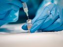 Une infirmière prépare le vaccin Pfizer-BioNTech Covid-19 à Montréal, Québec le 24 novembre 2021.