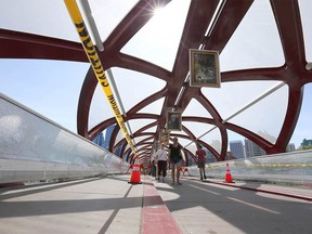 Des dommages sont montrés au Peace Bridge près du centre-ville de Calgary le dimanche 24 juillet 2022. Plusieurs panneaux ont été brisés, causant des milliers de dollars de dommages.