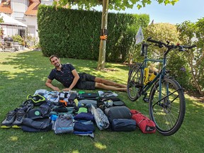 Photographie du cycliste allemand Darius Braun.  Braun a surmonté la paralysie due à une chirurgie pour une tumeur au cerveau et prévoit de parcourir 20 000 km à vélo de Calgary à Ushuaia, en Argentine, pour sensibiliser et collecter des fonds pour la recherche sur les tumeurs cérébrales.  Cependant, sur les vols vers Calgary, ses bagages avec toutes ses fournitures de randonnée et son vélo ont été perdus.  Il doit soit tout remplacer, soit attendre que les bagages soient retrouvés.