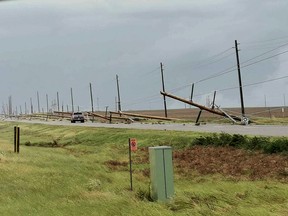 Las líneas eléctricas cruzan Box Springs Road al norte de Medicine Hat después de que una tormenta azotara el área el lunes 18 de julio de 2022.