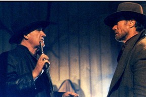 Clint Eastwood, a la derecha, y Gene Hackman en la película Unforgiven, rodada en Alberta. Dean Goodine entregó el arma y la funda a Hackman. por su papel de sheriff sádico.