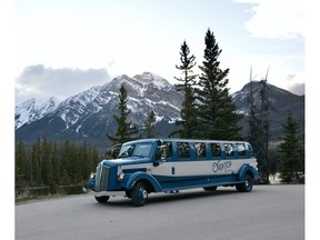 Roulez avec style à bord de Billy, une réplique étincelante de véhicule à toit ouvert des années 1930, lors d'une visite d'une heure et demie The Legends of Jasper avec Open Top Touring.  Photo, Theresa Tempête