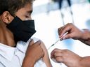 PHOTO DE DOSSIER : Un enfant recevant un vaccin.