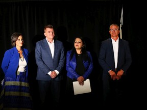 UCP-Führungskandidaten (von links nach rechts) Leela Aheer, Brian Jean, Rajan Sawhney und Travis Toews bei der gestrigen Pressekonferenz.