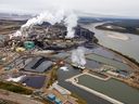 Een zicht op de Suncor-oliezandverwerkingsfabriek in de buurt van Fort McMurray.  De olievlek is de industrie met de hoogste uitstoot van Canada;  het genereerde ook 16 procent van de export van het land in 2020.