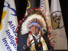 Frog Lake First Nation のチーフである Greg Desjarlais 氏は、水曜日のエドモントンでの発表で話します。