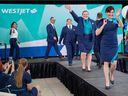 A WestJet revelou seus novos uniformes durante um desfile de moda no Aeroporto Internacional de Calgary na quarta-feira, 7 de setembro de 2022.