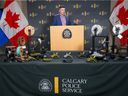Der amtierende Staff Sergeant Ben Lawson von der Firearms Investigative Unit des Calgary Police Service zeigt die 3D-gedruckten Schusswaffen, die beschlagnahmt wurden, nachdem 66 Anklagen gegen zwei Männer erhoben wurden, von denen angenommen wird, dass sie in Calgary eine Schusswaffenproduktion und einen Waffenhandel betreiben.  Donnerstag, 25. August 2022.