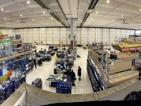 În imagine este una dintre fabricile existente ale De Havilland Aircraft din Canada în Calgary.