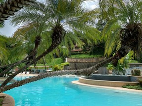 Una de las piscinas en Tamarindo Diria Beach Resort en el lado Pacífico de Costa Rica.