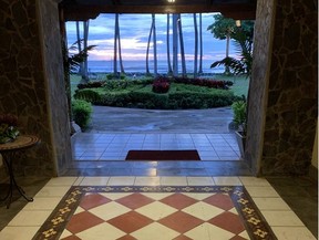 Ubicado en Costa Rica, Tamarindo Diria Beach Resort cuenta con habitaciones frente al mar, varias piscinas grandes y varios restaurantes para entretener a las familias.