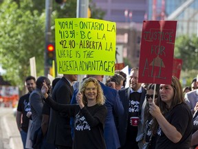 Une quarantaine d'avocats de la défense manifestaient devant le palais de justice d'Edmonton pour soutenir l'amélioration du financement de l'aide juridique le vendredi 2 septembre 2022.
