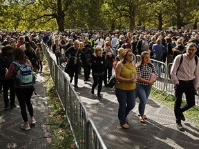 Miles de personas hacen fila en Southwark Park para ver a la reina Isabel II en el Westminster Hall el viernes.