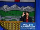 Danielle Smith feiert im BMO Center in Calgary nach der UCP-Führungswahl am Donnerstag, dem 6. Oktober 2022. 