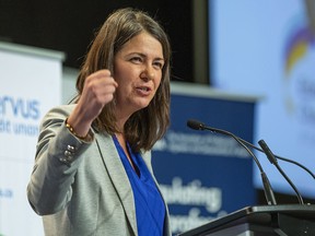 Premierministerin Danielle Smith spricht am Donnerstag, den 20. Oktober 2022, bei einem Mittagessen in der Handelskammer von Edmonton.