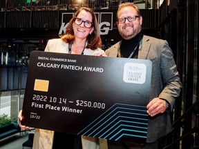 Calgary Fintech Award (1ère place) : Alice Reimer, PDG de Fillip Fleet, a reçu un premier prix de 250 000 $ des mains de Jeff Smith, co-fondateur de Digital Commerce Bank, lors des Calgary Fintech Awards le 14 octobre 2022. Handout/Elyse Bouvier