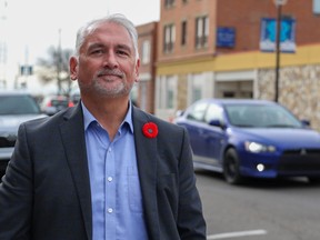 El candidato del Partido de Alberta, Barry Morishita, compitiendo en las elecciones parciales de Brooks-Medicine Hut del 8 de noviembre, en Brooks.