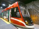 Een prototype van de Urbos 100, het lightrailvoertuig met lage vloer (LRV) van de groene lijn van Calgary Transit, is te zien in Calgary op dinsdag 29 november 2022. De Urbos 100 is de eerste in zijn soort in Canada.