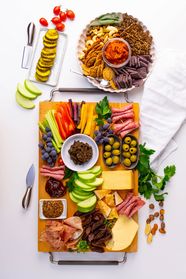 How To Style And Create The Ultimate Holiday Charcuterie Board 