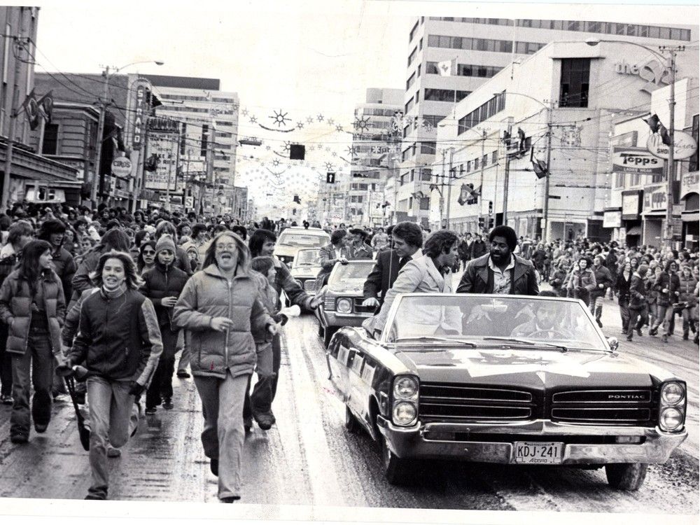 It was tough yardage for the players of the Edmonton Eskimos, as fans pushed for better view of their Grey Cup winning heroes during the homecoming parade in Edmonton on Nov, 25 1975. Edmonton Journal archives.