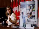 A vice-primeira-ministra e ministra das Finanças, Chrystia Freeland, participa de uma coletiva de imprensa da Declaração Econômica de outono em Ottawa.