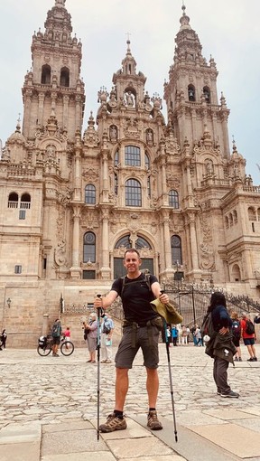 Ex director artístico del Calgary Theatre Dennis Garnhome en la Catedral de Santiago de Compostela, destino final de los peregrinos.