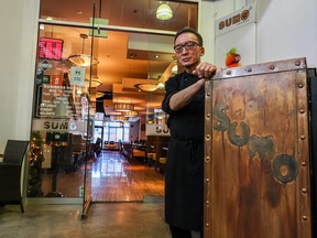 Właściciel siłowni sumo, John Yee, przeniósł się do Eau Claire Market w 2014 roku.