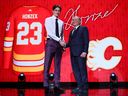 Samuela Honzika si Calgary Flames vybralo celkovo 16. počas prvého kola draftu 2023 pre hornú palubu NHL v Bridgestone Arene 28. júna 2023 v Nashville, Tennessee.