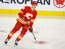 Útočník Calgary Flames Samuel Honzik sa v piatok 29. septembra 2023 rozcvičuje pred zápasom NHL proti Edmontonu Oilers v Scotiabank Saddledome v Calgary.