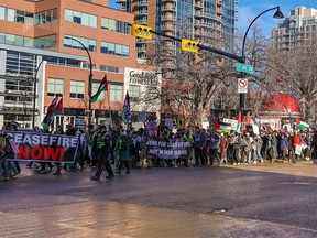 Tomkins पार्क र 17th Avenue SW को साथ क्यालगरी समर्थक प्यालेस्टाइन विरोध