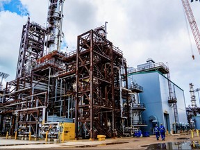 Varcoe: Alberta Sturgeon Refinery मा आफ्नो हिस्सेदारी को लागी विकल्पहरु हेर्दै Varcoe: Alberta Sturgeon Refinery मा आफ्नो हिस्सेदारी को लागी विकल्पहरु हेर्दै
