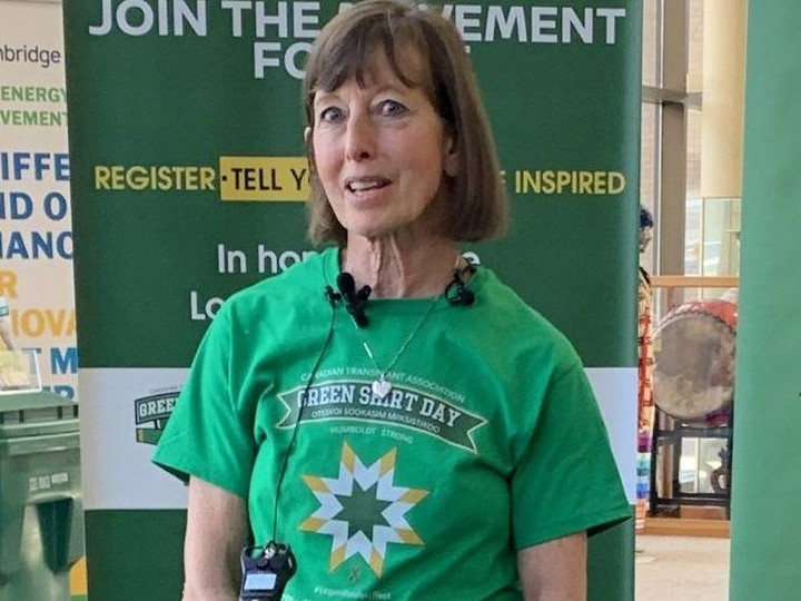  Kidney recipient Jan Clemis wearing a Green Shirt Day t-shirt with the new logo.