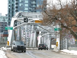 Police negotiation with an unidentified man atop the Reconciliation Bridge