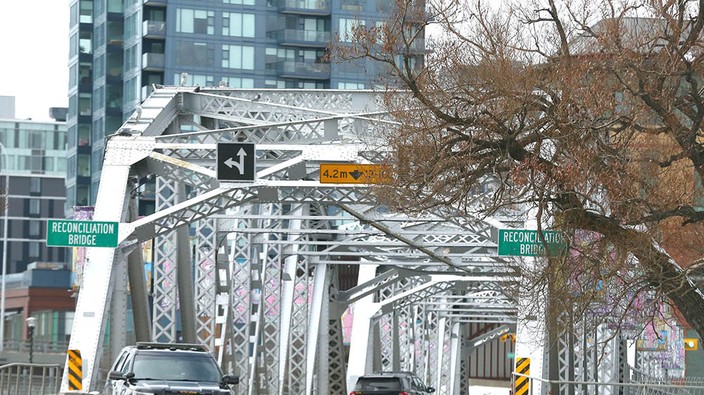 Bridge access to downtown Calgary reopens after incident resolved