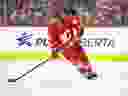 Daniil Miromanov nr 62 z Calgary Flames gra na łyżwach przeciwko Montreal Canadiens podczas drugiej tercji w Scotiabank Saddledome, 16 marca 2024 r. w Calgary, Alberta, Kanada.