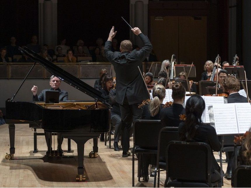 Review: Calgary honoured with first Canadian performance of new
Stephen Hough concerto
