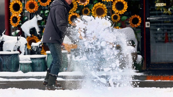 Winter makes comeback in Calgary, snowfall warnings extend soutward