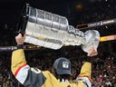 Ben Houghton z Vegas Golden Knights oslavuje Stanleyho pohárom po tom, čo porazil Floridu Panthera v 5. zápase finále Stanley Cupu NHL 2023 v T-Mobile Arene 13. júna 2023 v Las Vegas v Nevade.