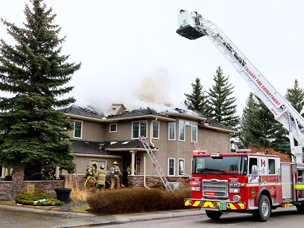 Calgary firefighters battle fire in southwest Calgary | Calgary Herald