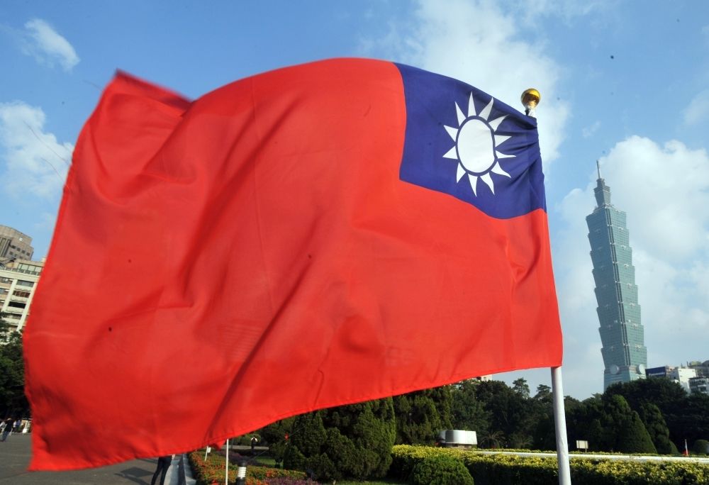 La bandera nacional de Taiwán fluta junto a Taipei 101 en Sun Yat-Sen Memorial Hall en Taipei