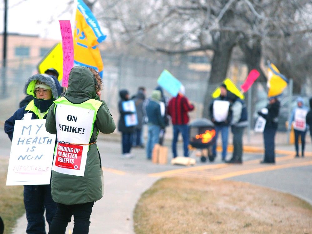 'Needs to be resolved': Canada Post workers strike in Calgary, across Canada