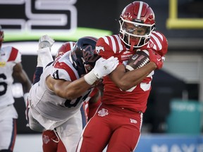 Isaac Adeyemi-Berglund tries to bring down Jalen Philpot