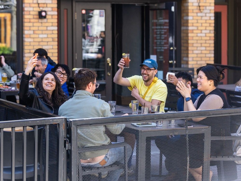 Alberta restaurants increase their sales; Canadian and U.S. tourists up
