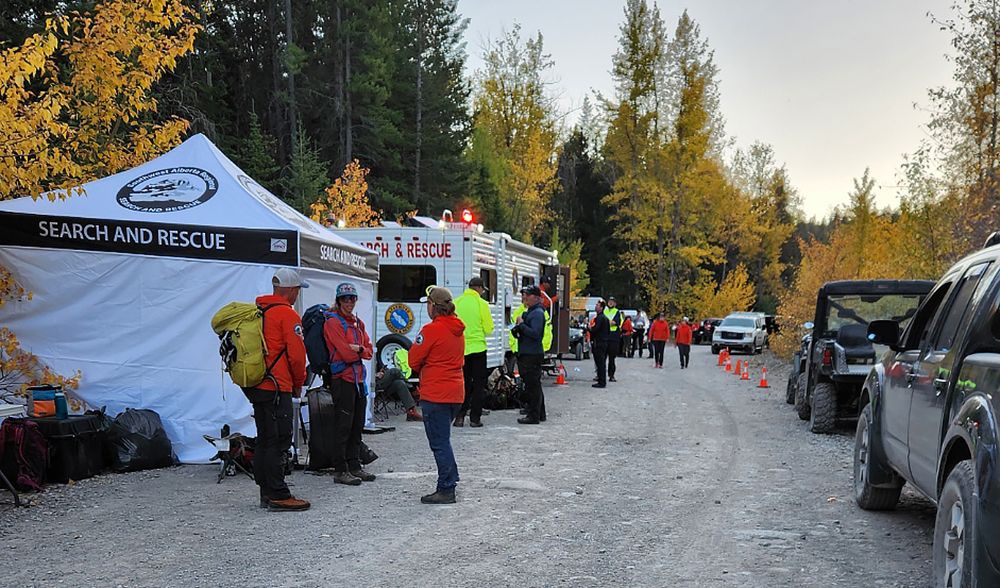  Search and rescue personnel organize in the Crowsnest Pass.